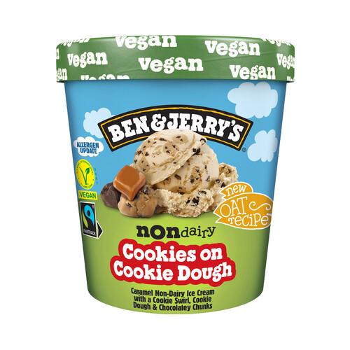 BEN & JERRY'S Cookie dough Tarrina de helado vegano de caramelo con masa de galletas y trozos de chocolate 465 ml