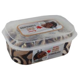AUCHAN Tarrina de helado de chocolate con salsa sabor chocolate y trocitos de chocolate con leche y blanco 900 ml. Producto Alcampo